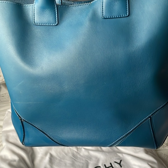 REDUCED! ⬇️GIVENCHY Easy Tote Bag - Picture 5 of 16